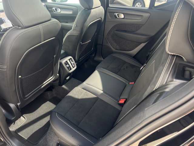 Volvo  B4 (B) 2WD Plus Black Edition 360°/ ACC /LED