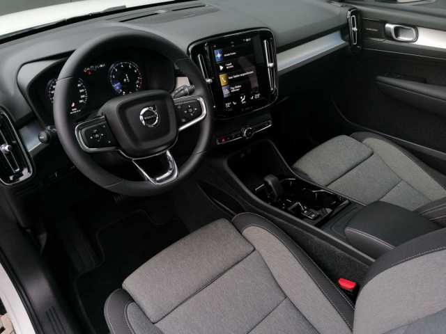 Volvo  T2 2WD Plus Dark 360°/ AHK/ PANO