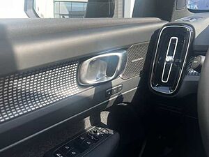 Volvo  B4 (B) 2WD Plus Black Edition 360°/ ACC /LED