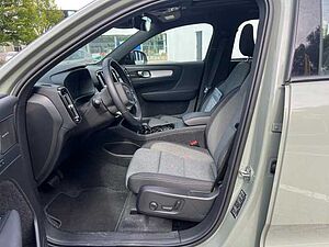Volvo  T2 2WD Plus Dark 360°/ AHK/ PANO