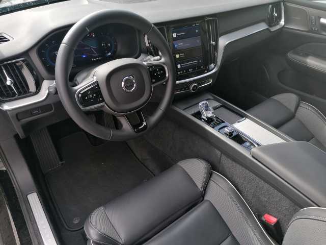 Volvo  B4 D 2WD Plus Dark Kam, Pano uvm.