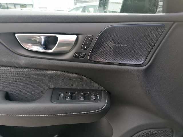 Volvo  B4 D 2WD Plus Dark Kam, Pano uvm.