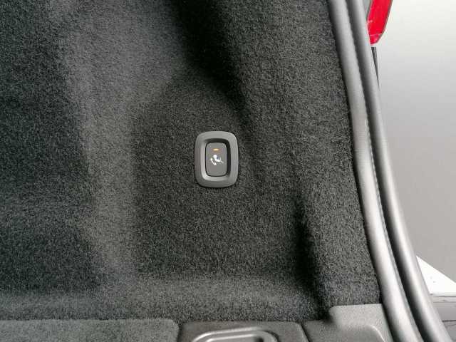 Volvo  B4 B 2WD Plus Dark, AHK, BLIS uvm.