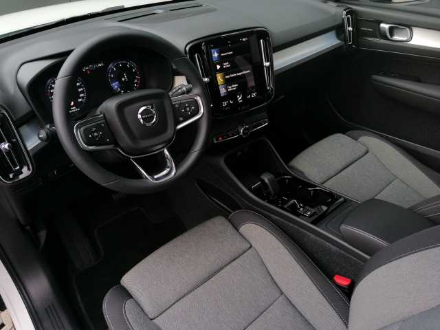 Volvo  T2 2WD Plus Dark, Navi, Kamera uvm.