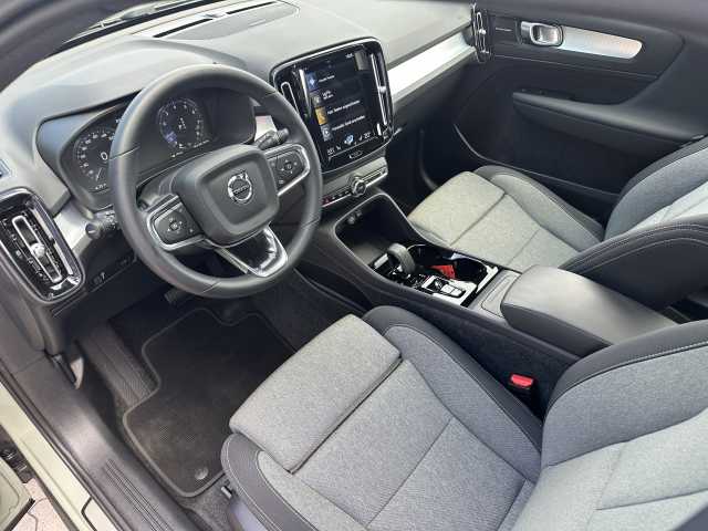 Volvo  T2 2WD Plus Dark, Navi, Kamera uvm.