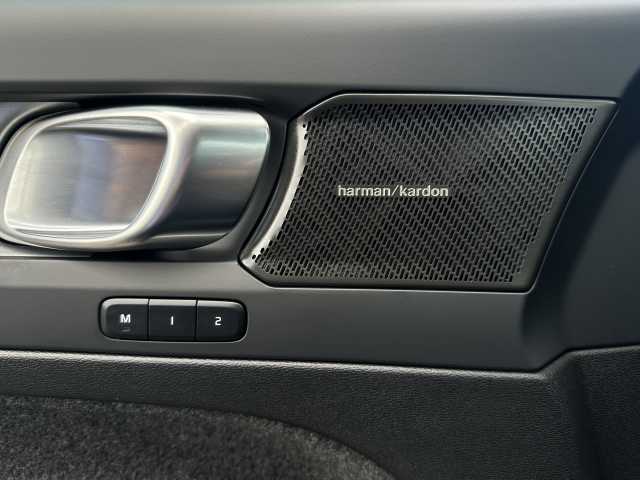 Volvo  T2 2WD Plus Dark, Navi, Kamera uvm.