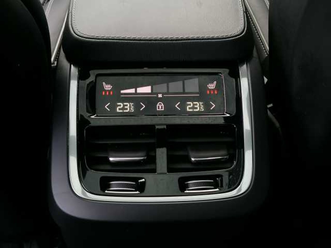 Volvo  B5 D AWD R-Design 7-Sitzer 360°, Pano uvm.