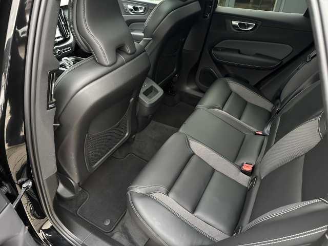 Volvo  B4 B 2WD Plus Dark Pano, Kam uvm.