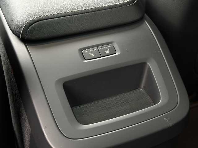 Volvo  B4 B 2WD Plus Dark Pano, Kam uvm.