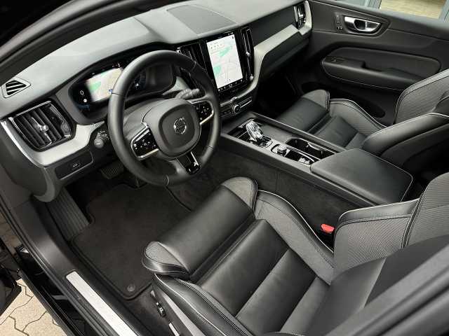 Volvo  B4 B 2WD Plus Dark Pano, Kam uvm.