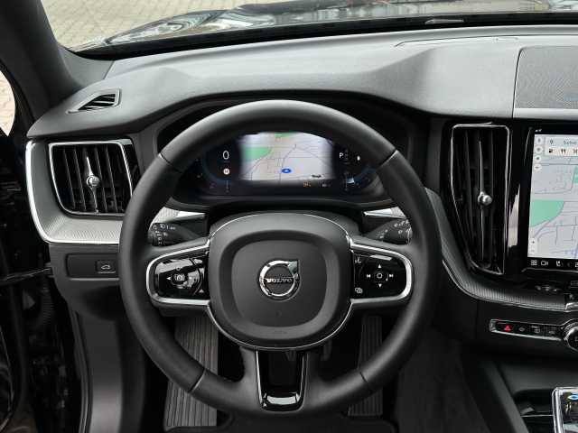 Volvo  B4 B 2WD Plus Dark Pano, Kam uvm.