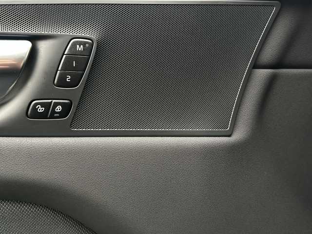 Volvo  B4 B 2WD Plus Dark Pano, Kam uvm.