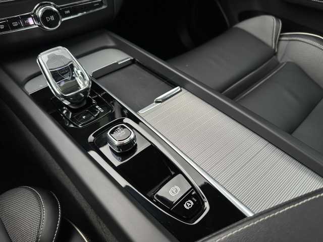 Volvo  B4 B 2WD Plus Dark Pano, Kam uvm.