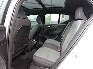 Volvo  T2 2WD Plus Dark, Navi, Kamera uvm.