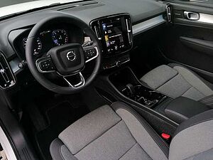 Volvo  T2 2WD Plus Dark, Navi, Kamera uvm.