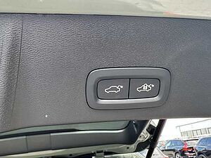 Volvo  T2 2WD Plus Dark, Navi, Kamera uvm.