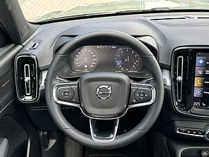 Volvo  T2 2WD Plus Dark, Navi, Kamera uvm.