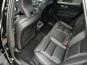 Volvo  B4 B 2WD Plus Dark Pano, Kam uvm.