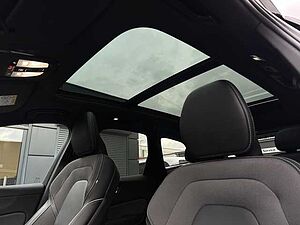 Volvo  B4 B 2WD Plus Dark Pano, Kam uvm.