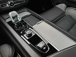 Volvo  B4 B 2WD Plus Dark Pano, Kam uvm.