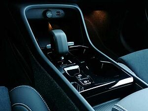 Volvo  T4 2WD Plus Dark Recharge