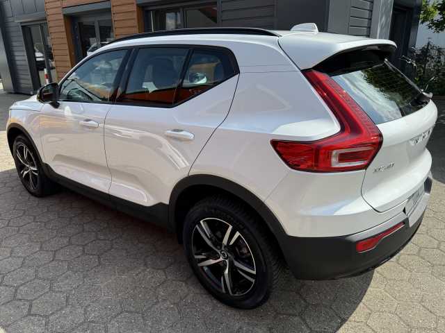 Volvo  T2 Plus Dark 2WD, 360 Grad Kamera, AHK, Panoramadach, H&K