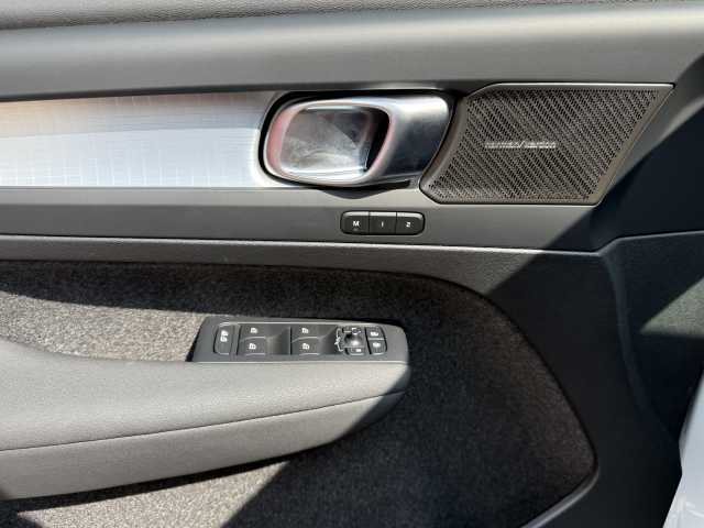 Volvo  T2 Plus Dark 2WD, 360 Grad Kamera, AHK, Panoramadach, H&K