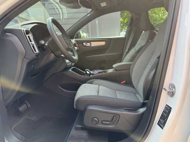 Volvo  T2 Plus Dark 2WD, 360 Grad Kamera, AHK, Panoramadach, H&K