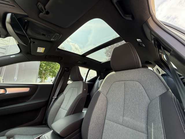 Volvo  T2 Plus Dark 2WD, 360 Grad Kamera, AHK, Panoramadach, H&K