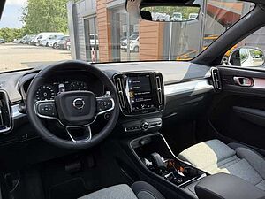 Volvo  T2 Plus Dark 2WD, 360 Grad Kamera, AHK, Panoramadach, H&K