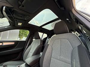 Volvo  T2 Plus Dark 2WD, 360 Grad Kamera, AHK, Panoramadach, H&K