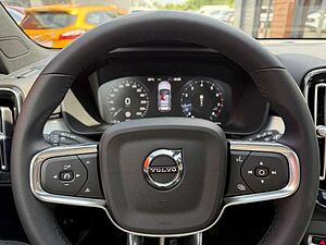 Volvo  T2 Plus Dark 2WD, 360 Grad Kamera, AHK, Panoramadach, H&K