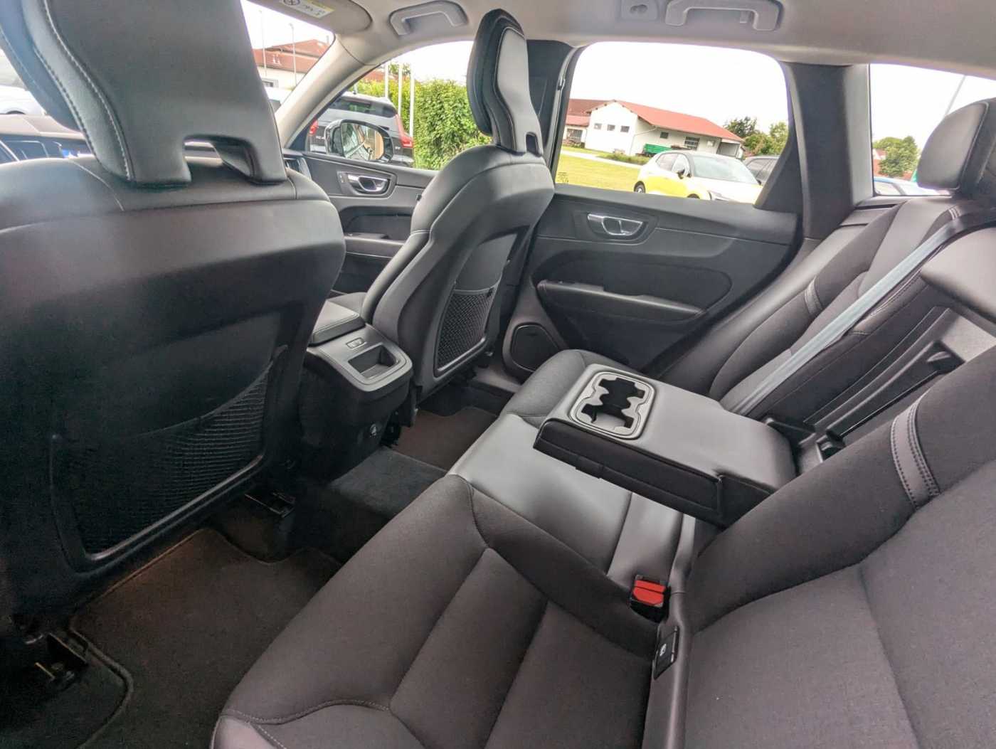 Volvo  B5 AWD Momentum Pro