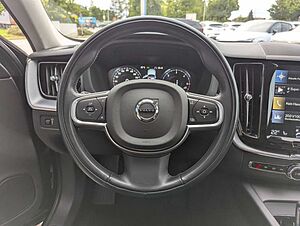 Volvo  B5 AWD Momentum Pro