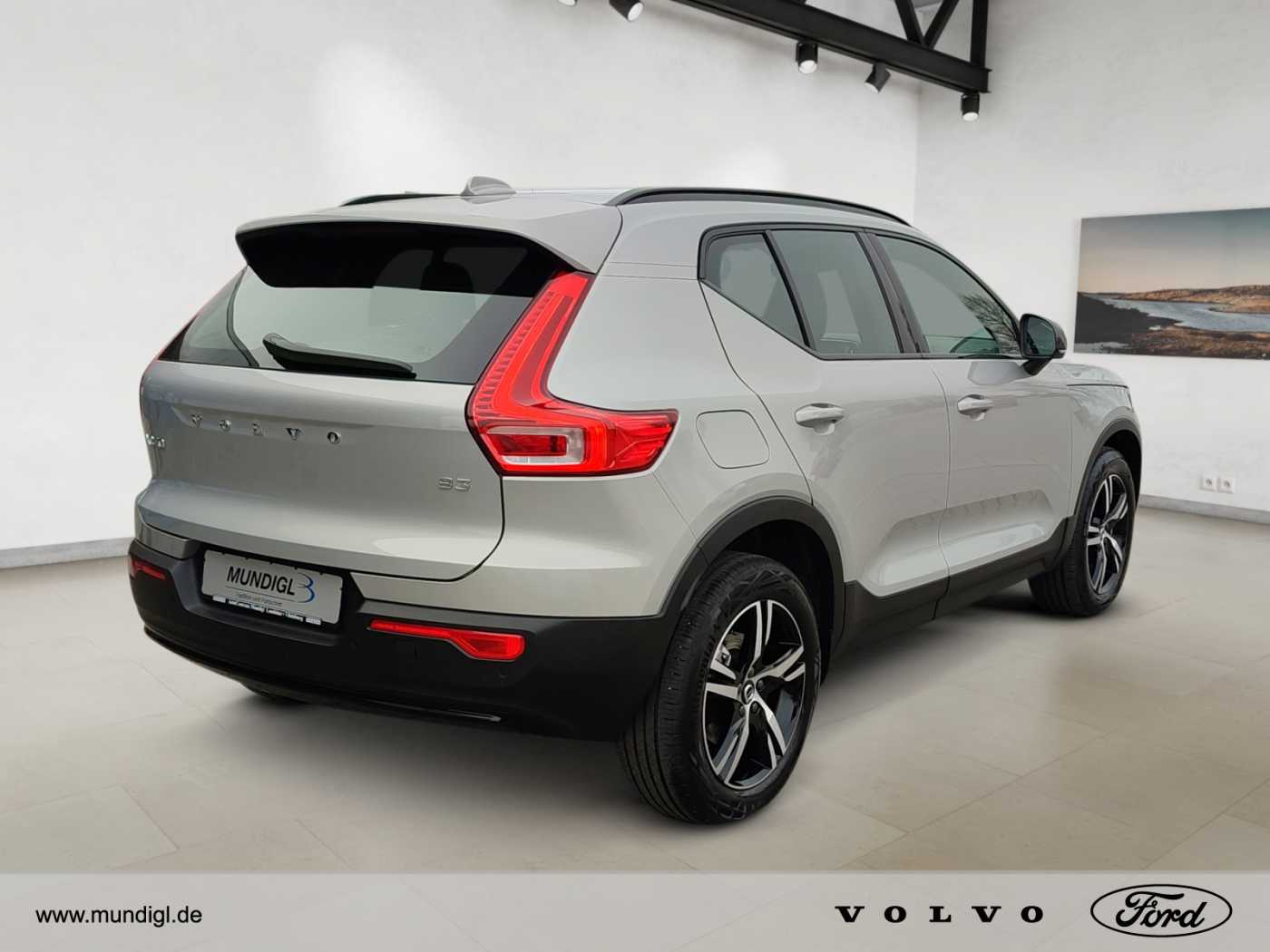 Volvo  XC40 Plus, B3 Mild-Hybrid, Benzin, Dark