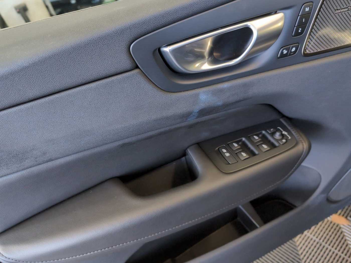 Volvo  +B4+GT+Plus Dark+CarPlay+SH V/H+LED+PDV V/H+