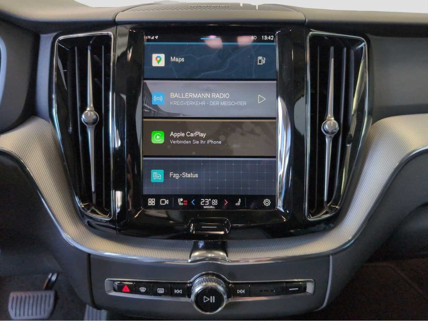 Volvo  +B4+GT+Plus Dark+CarPlay+SH V/H+LED+PDV V/H+