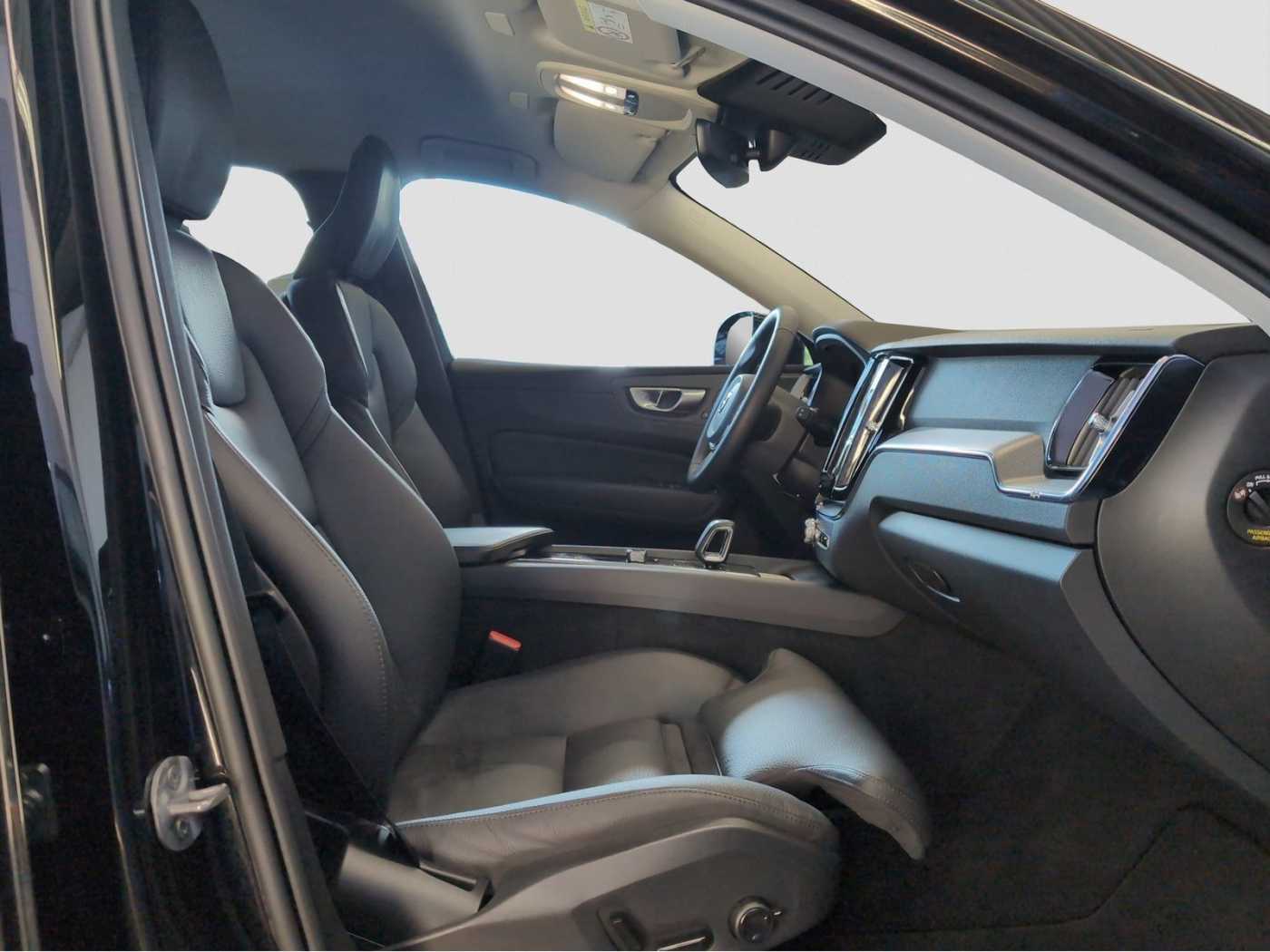 Volvo  +B4+GT+Plus Dark+CarPlay+SH V/H+LED+PDV V/H+