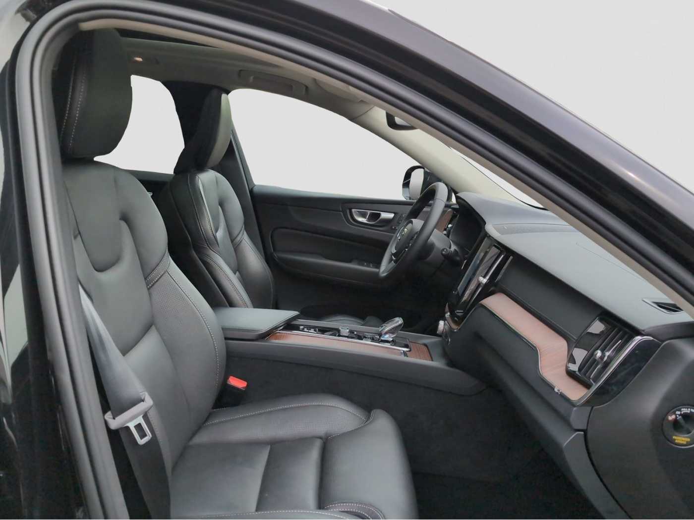 Volvo  +B5+Mild-Hybrid+AWD+GT+Lenkradhzg+Sitzhzgv/h