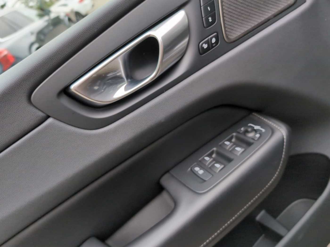 Volvo  +B5+Mild-Hybrid+AWD+GT+Lenkradhzg+Sitzhzgv/h