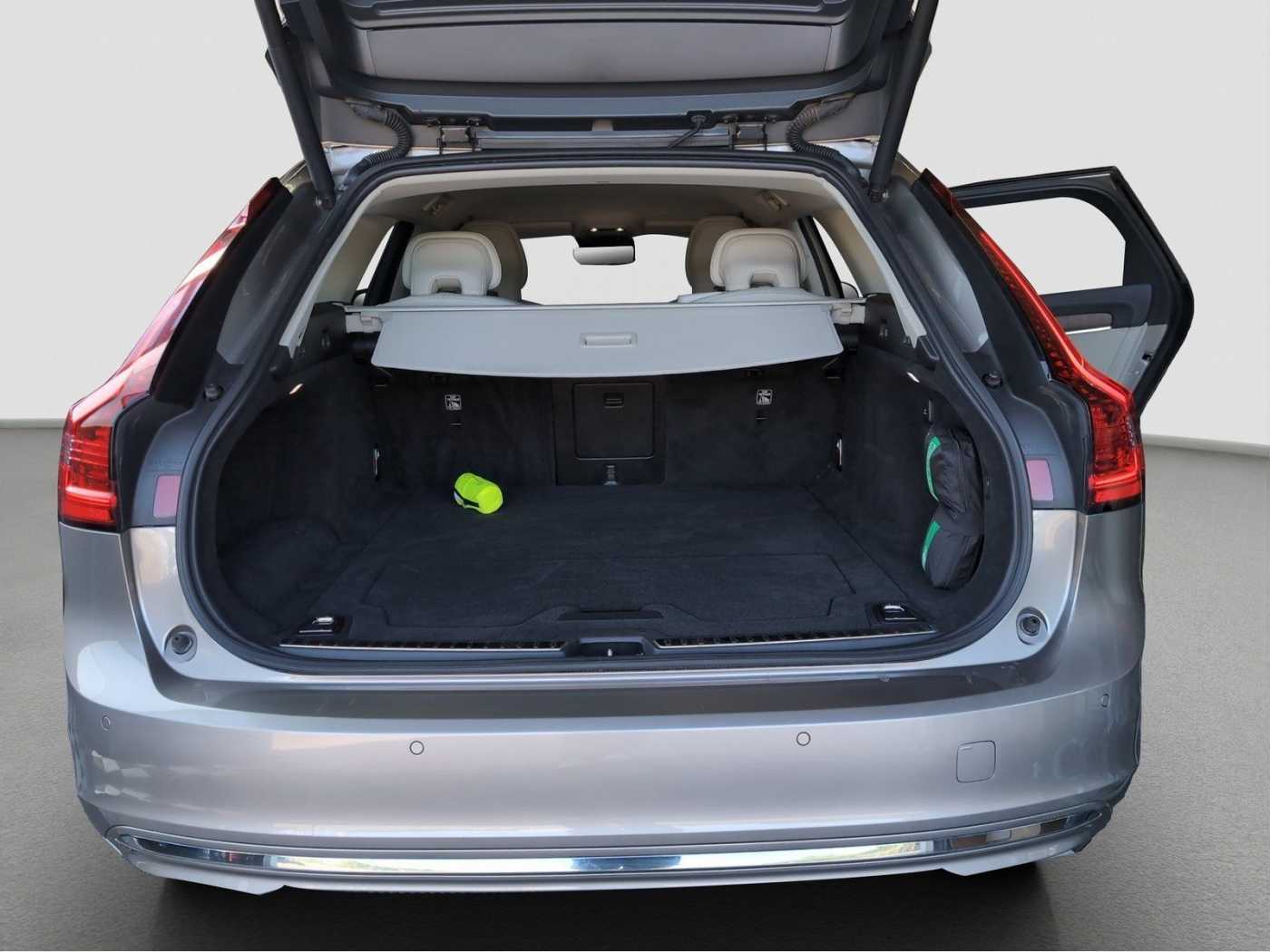 Volvo  +B4+Mild-Hybrid+AWD+GT+Head-Up+AHKsemi+R-Kam+