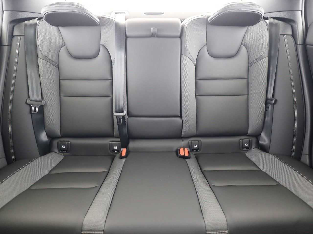 Volvo  +B5+Mild-Hybrid+AWD+PDCv/h+Sitzhzgv/h+360°Kam