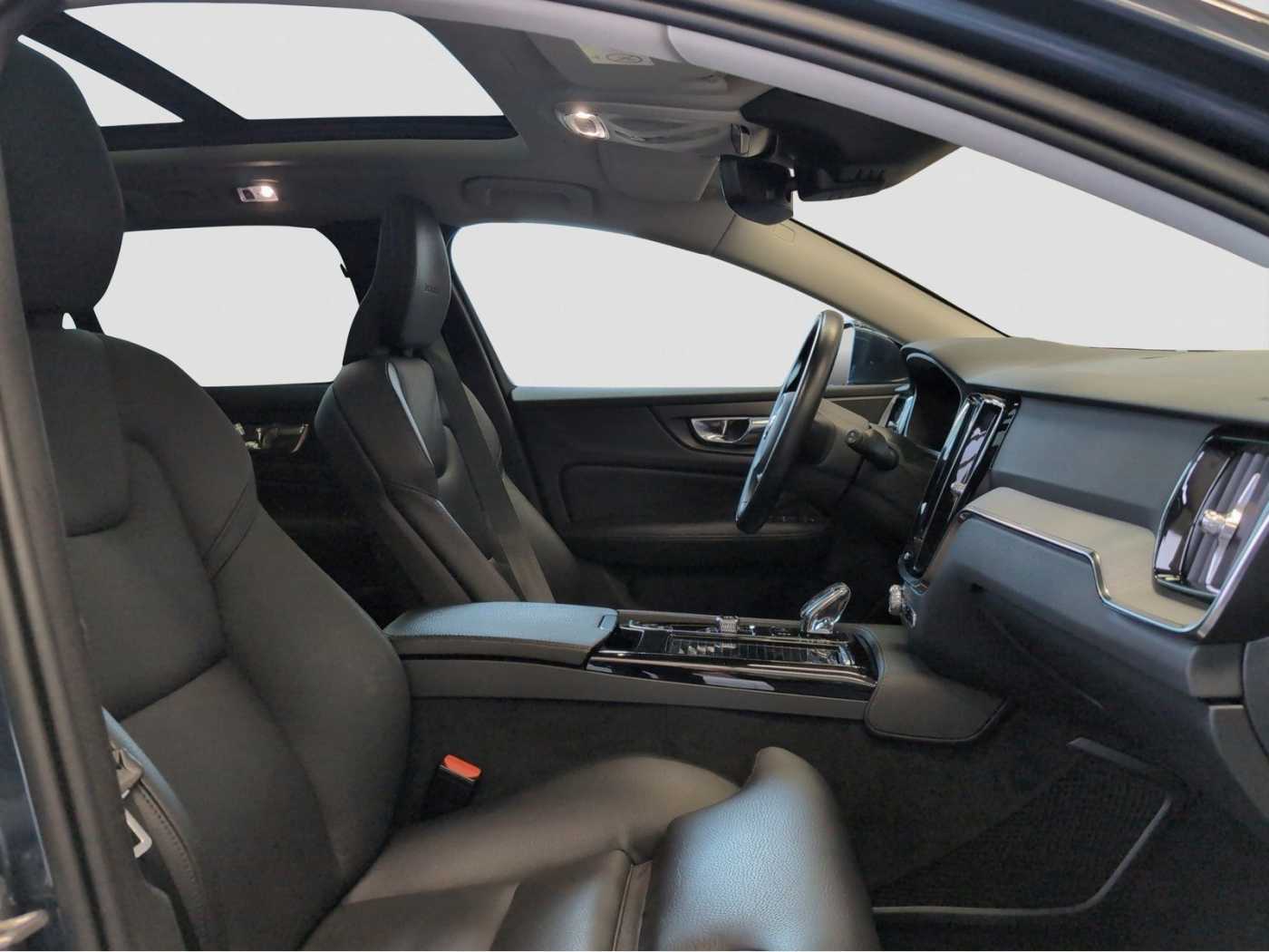 Volvo  +T8+AWD+GT+TwinEngine+Panorama+LED+PilotASS++