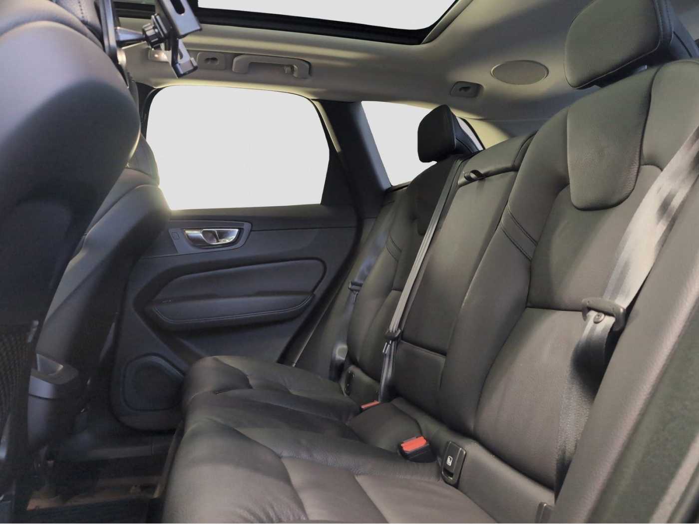 Volvo  +B4+GT+Mild-Hybrid+Diesel+Plus Dark+Keyless+