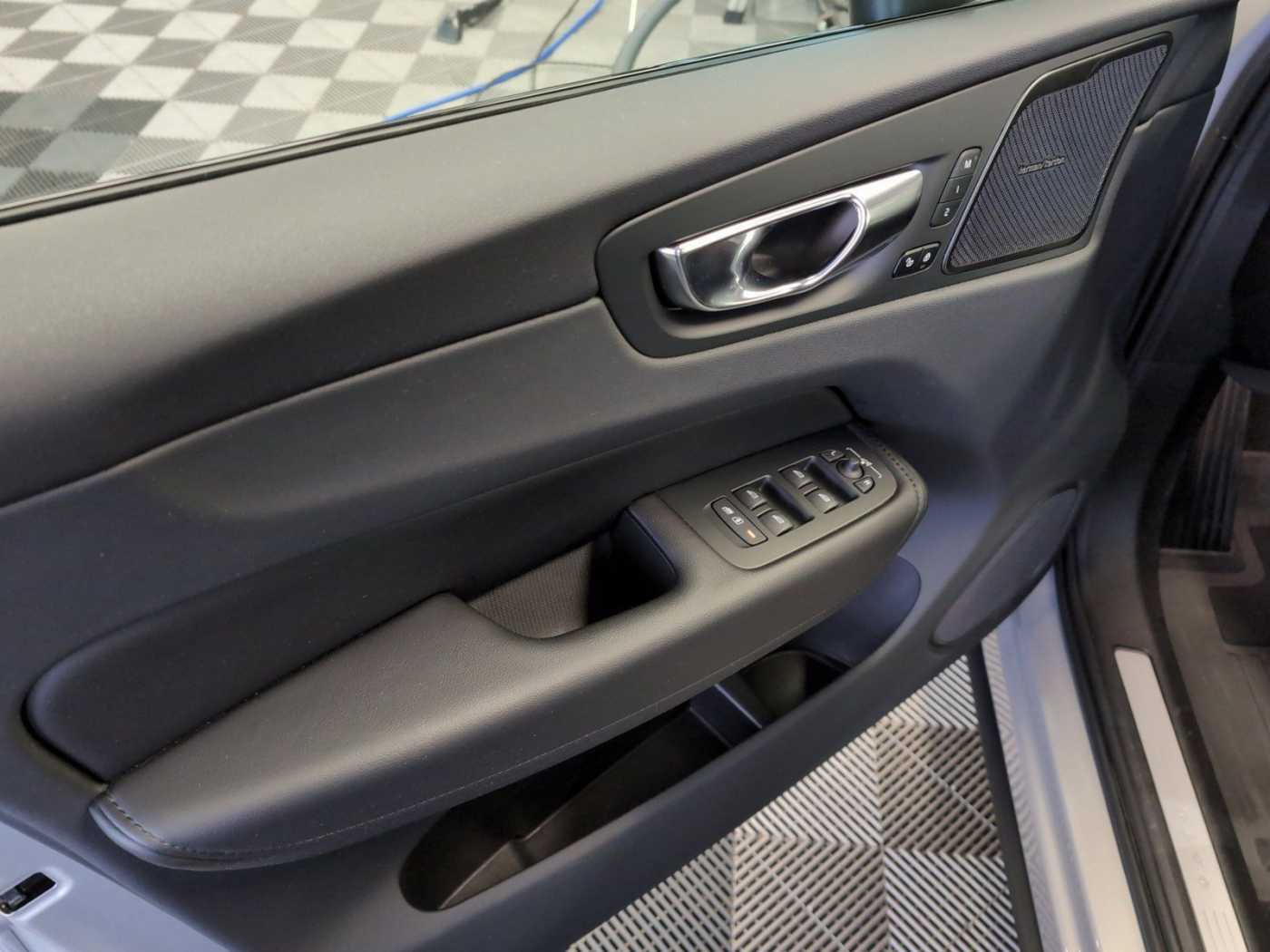 Volvo  +B4+GT+Mild-Hybrid+Diesel+Plus Dark+Keyless+
