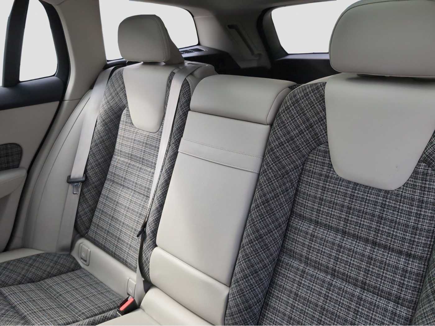 Volvo  +B4+Mild-Hybrid+Diesel+AWD+GT+Cross  Country+