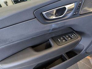 Volvo  +B4+GT+Plus Dark+CarPlay+SH V/H+LED+PDV V/H+