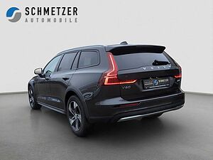 Volvo  +B4+AWD+Mild-Hybrid+Diesel+Plus+Cross Country