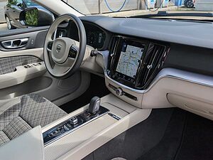 Volvo  +B4+Mild-Hybrid+Diesel+AWD+GT+Cross  Country+