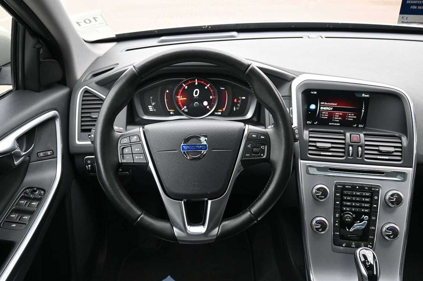 Volvo  D4 Momentum*BLIS*STHZ*PANO*BiXenon*CAM*DAB